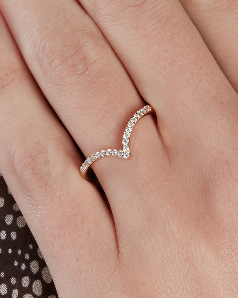 The Petite Pave Deep V Band