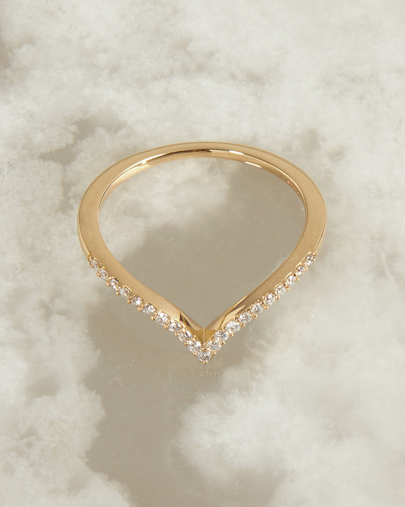 The Petite Pave Deep V Band